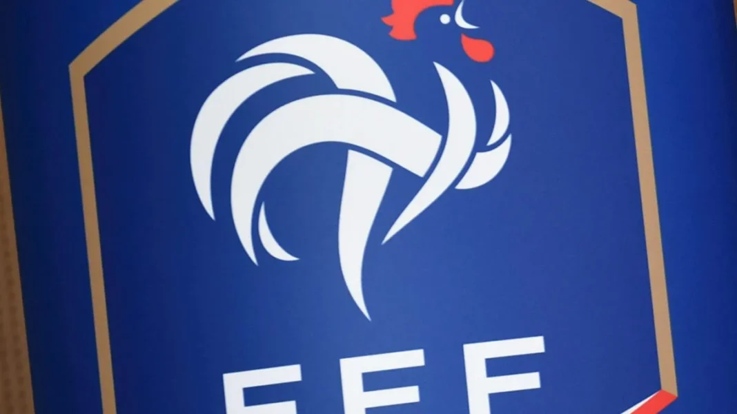 Logo de la FFF avec un coq stylisé sur fond bleu.