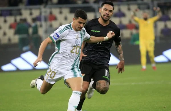 Joueur algérien et bolivien en duel lors du match.