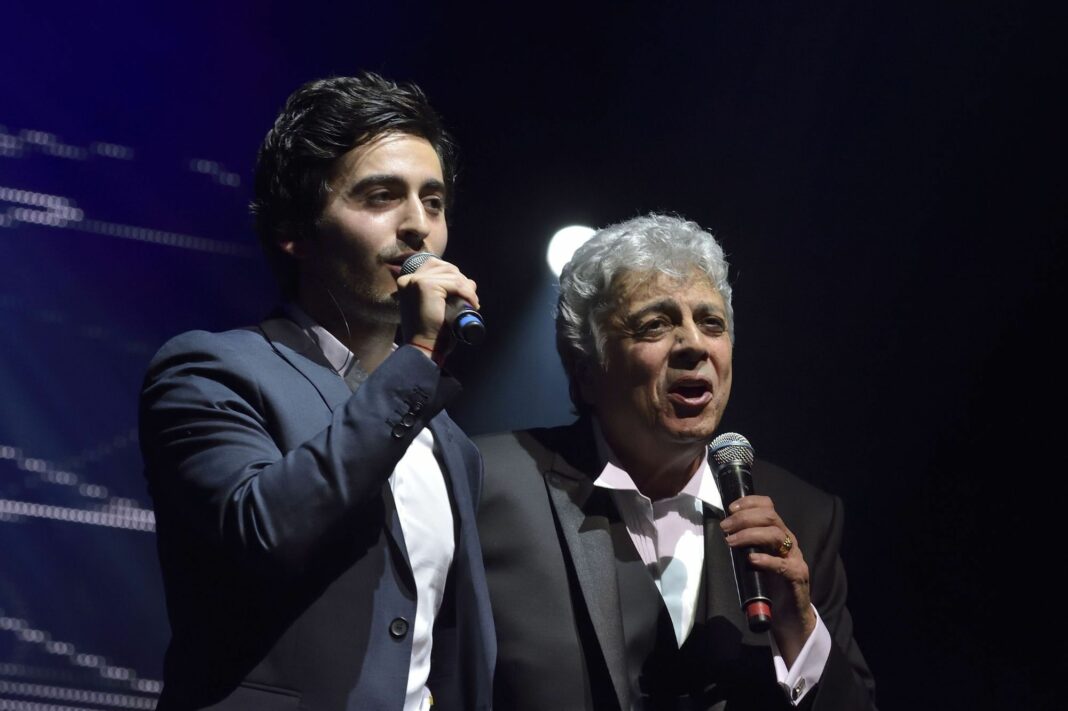 Symon Macias, petit-fils d'Enrico Macias, chante lors d'un concert.