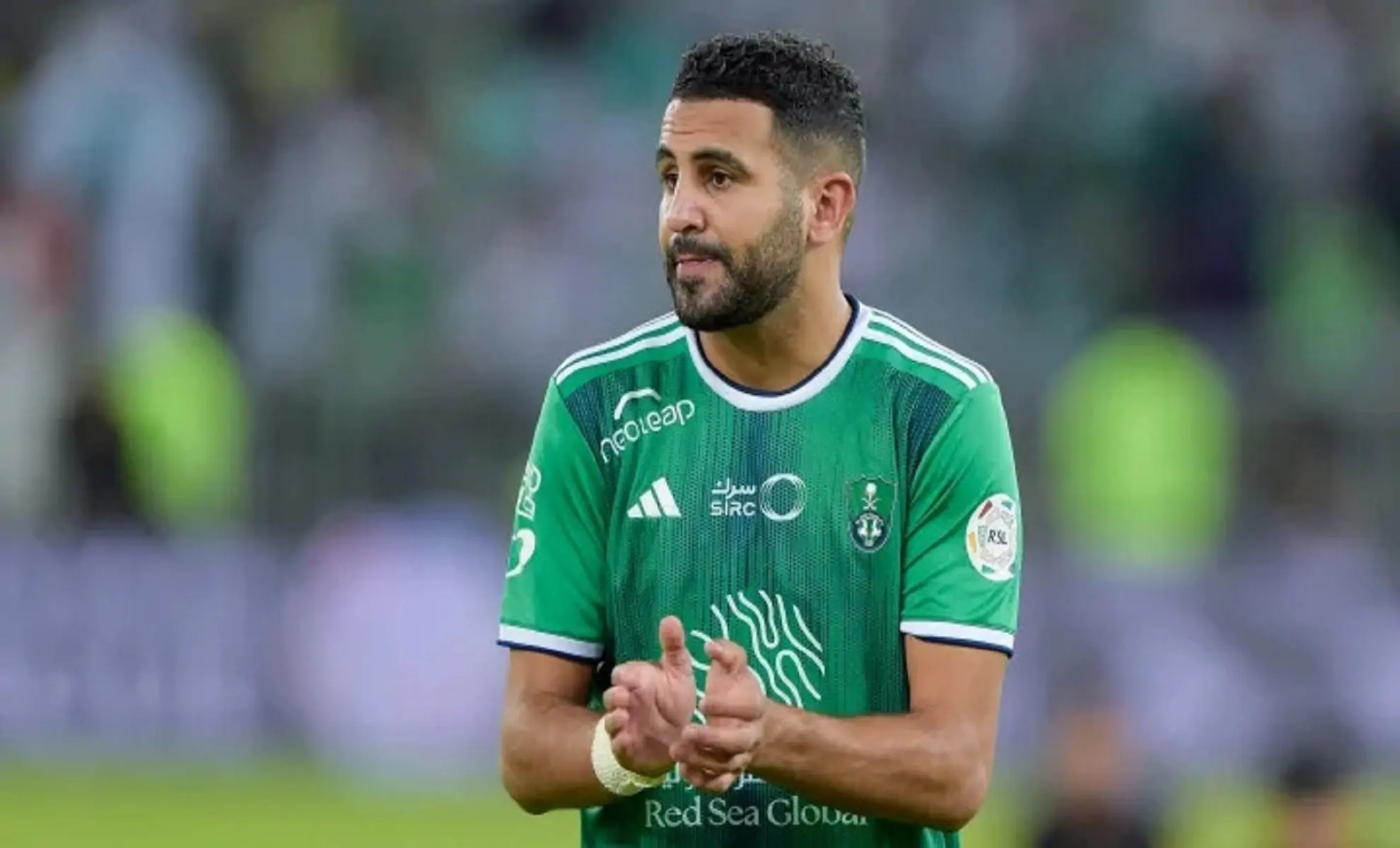 Riyad Mahrez joueur de football algérien en maillot vert en 2024.