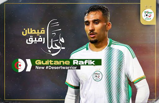Guitane Rafik, nouveau talent de l'équipe d'Algérie, en maillot blanc et vert.