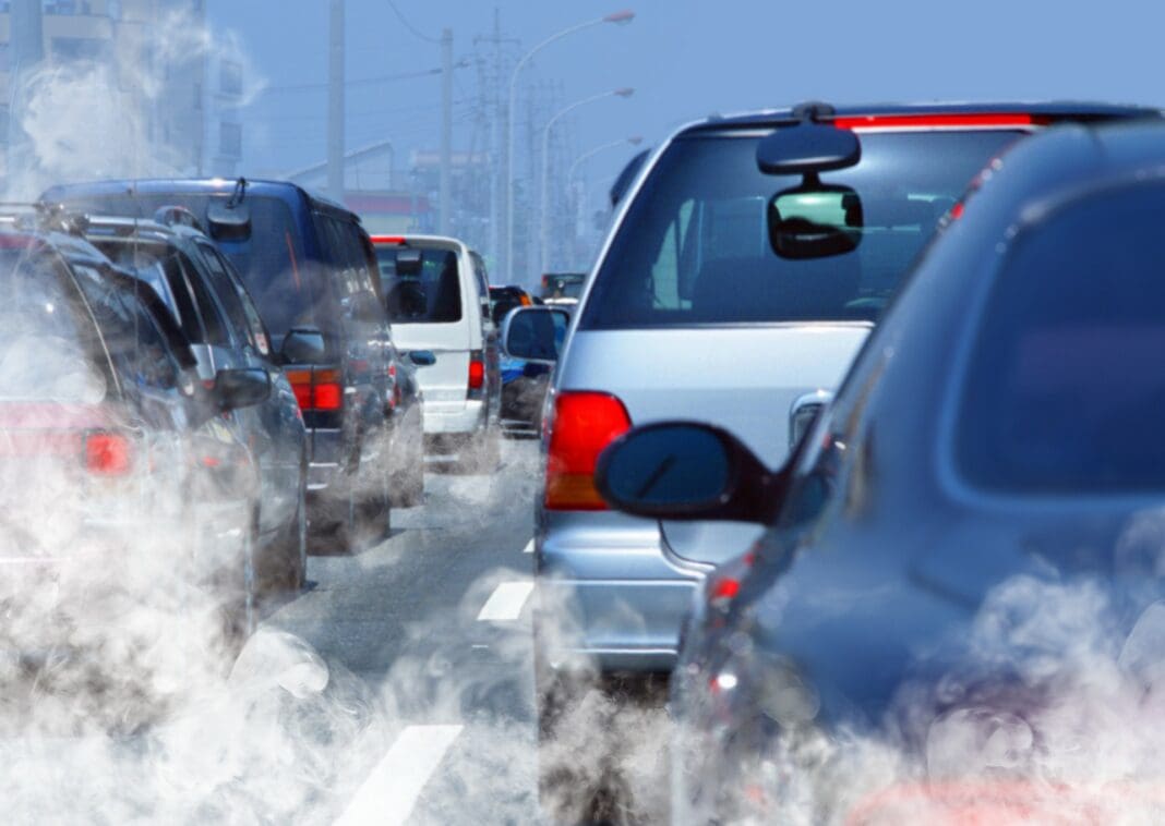 Pollution atmosphérique et trafic dense Forte pollution de l'air causée par la circulation automobile dense.