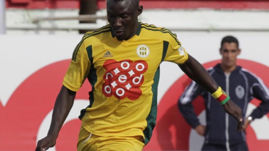 Joueur de la JS Kabylie en action lors d'un match de football.