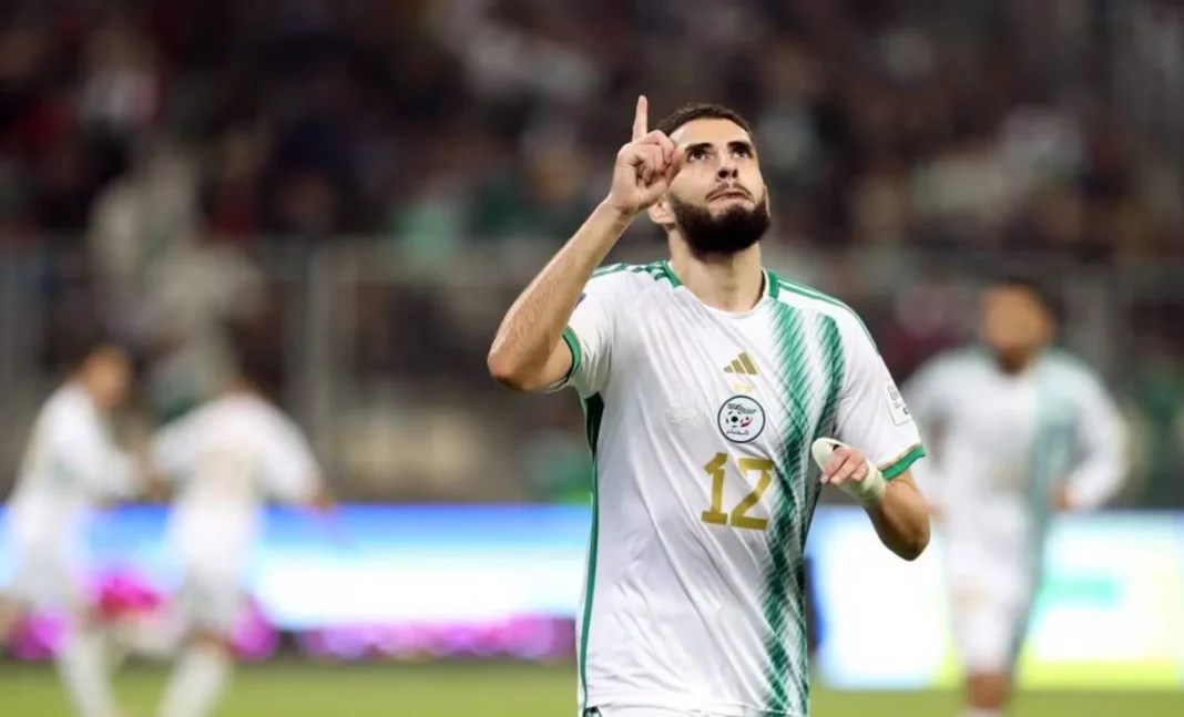 Yassine Benzia en célébration lors d'un match de football.