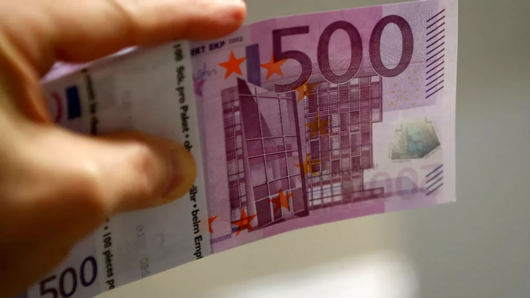 Billet de 500 euros, monnaie européenne, en main.