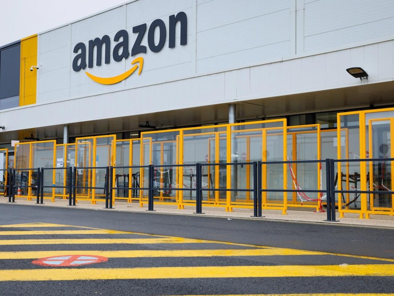 Magasin Amazon en France avec zone de livraison et entrée principale.