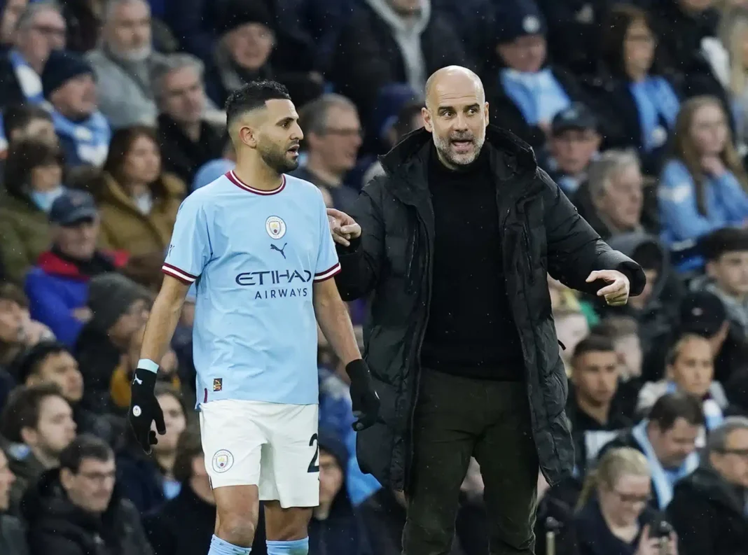 Riyad Mahrez avec l'entraîneur Guardiola lors d'un match de football.