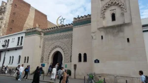 France : Un nouveau cas d'agression de mosquée enregistré Visiteurs devant une mosquée à Paris, architecture islamique traditionnelle.