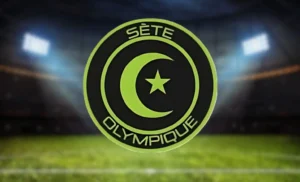 Logo du club Sète Olympique avec symbole islamique en fond de stade.