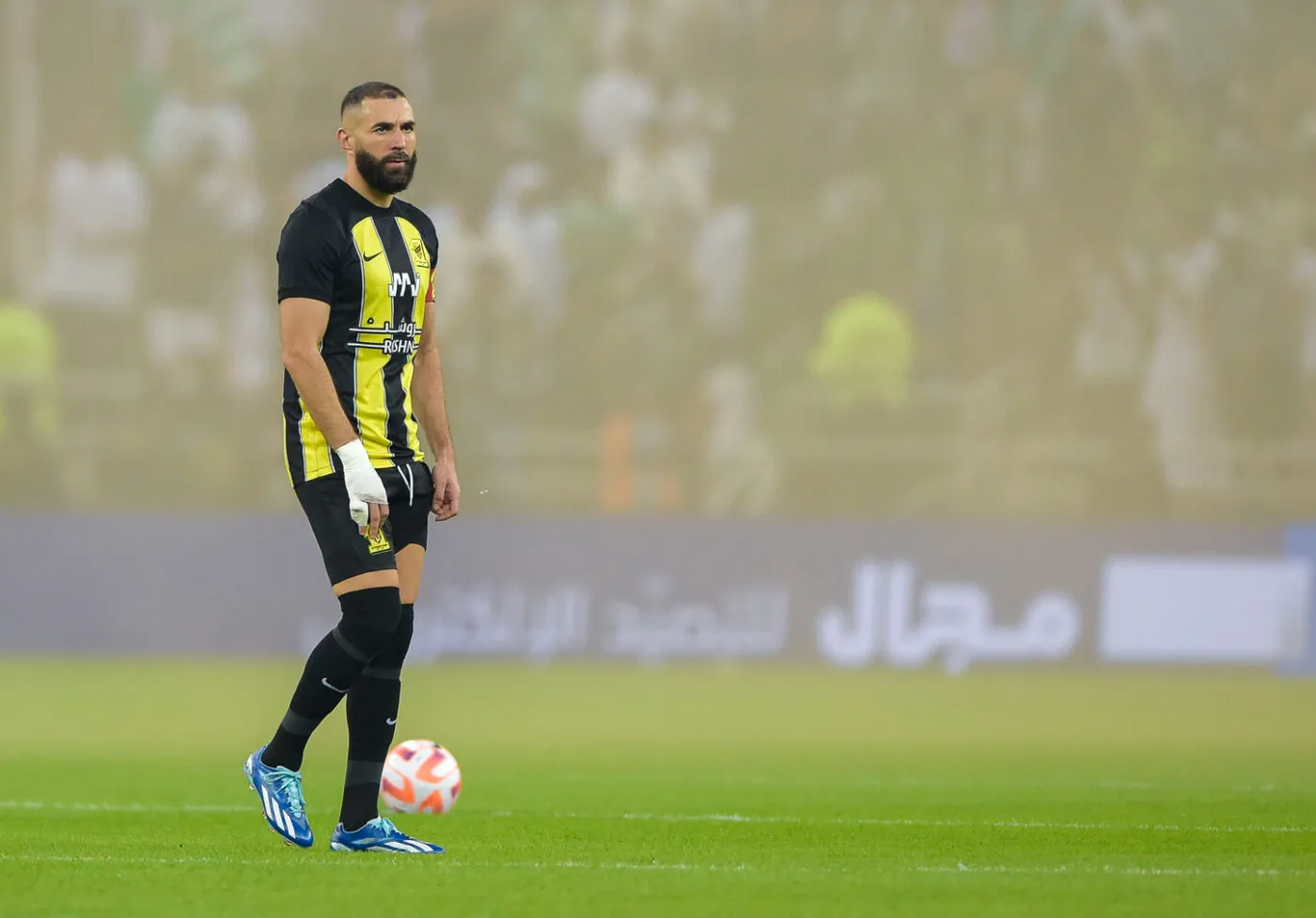 Après sa carrière, Benzema aspire à vivre dans un pays musulman Karim Benzema en action lors d'un match de football professionnel.