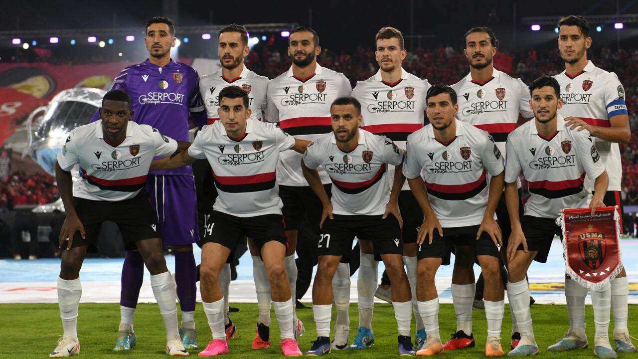 Groupe de joueurs de RS Berkane en tenue de match sur le terrain.