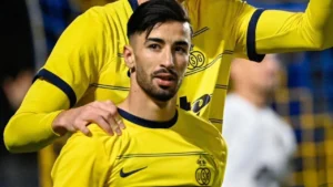 Mohamed Amoura avec une blessure au visage lors d'un match.
