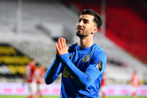 Mohammed Amoura en tenue de football, célébrant sur le terrain.