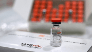 Vial de vaccin contre la grippe SARS-CoV-2 en laboratoire algérien.
