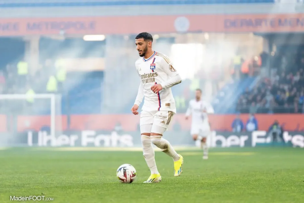 Said Benrahma en train de jouer au football pour West Ham.