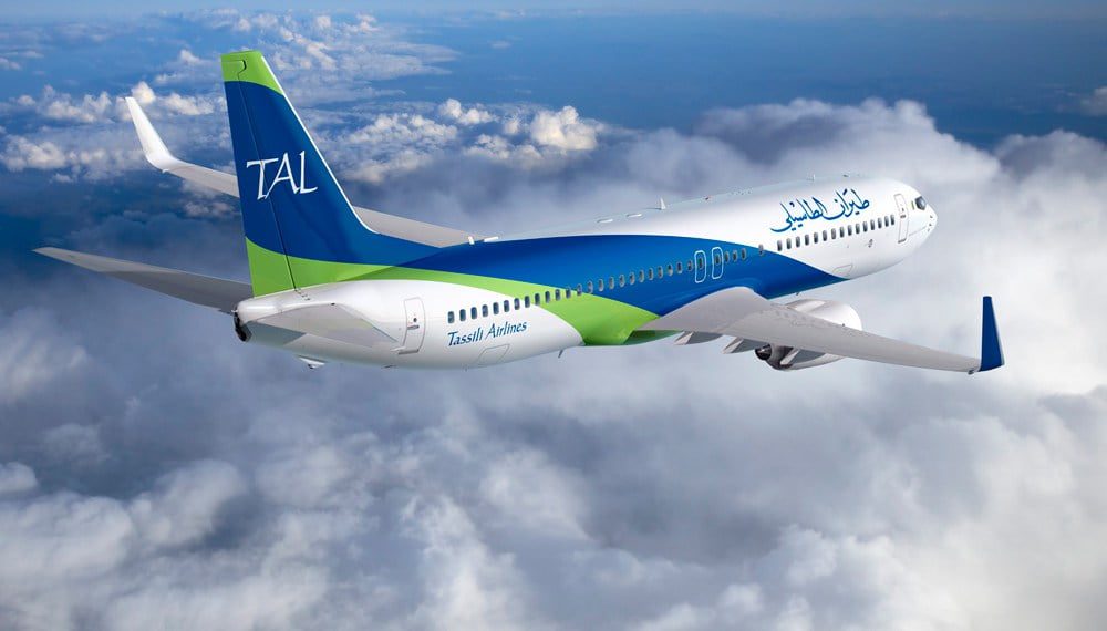 Avion Tassili Airlines survolant les nuages en plein vol.