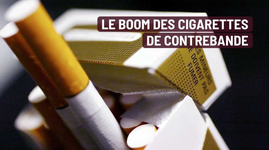Cigarettes de contrebande dans une boîte ouverte, focus sur la contrebande.