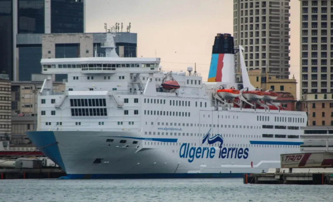 Ferry Algérie Ferries en Espagne Ferry Algérie Ferries hors service en Espagne avec ville en arrière-plan.