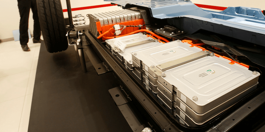 Batteries lithium pour voitures électriques exposées en intérieur.
