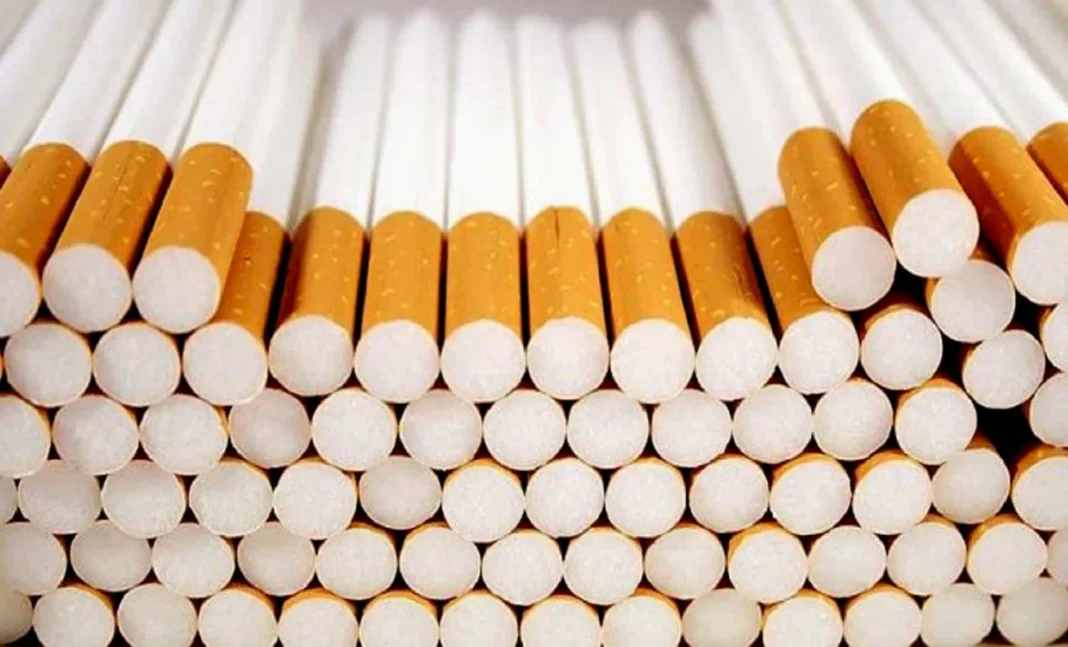 Cigarettes de contrebande empilées, saisie en France.