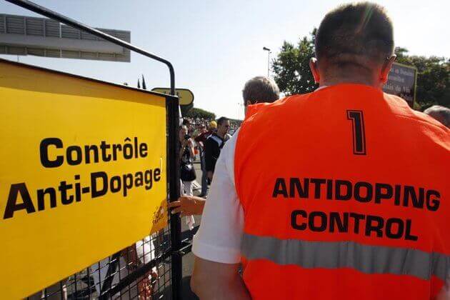 Agent de contrôle anti-dopage en action lors d'un événement sportif.