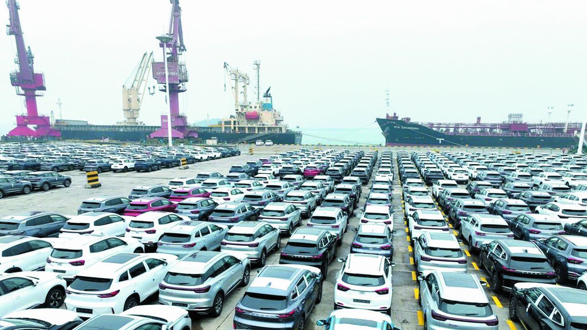 Geely Algérie : De nouvelle réception annoncée, 1 200 véhicules attendus Grand parking de véhicules Geely à Alger, nouvelle livraison en Algérie.