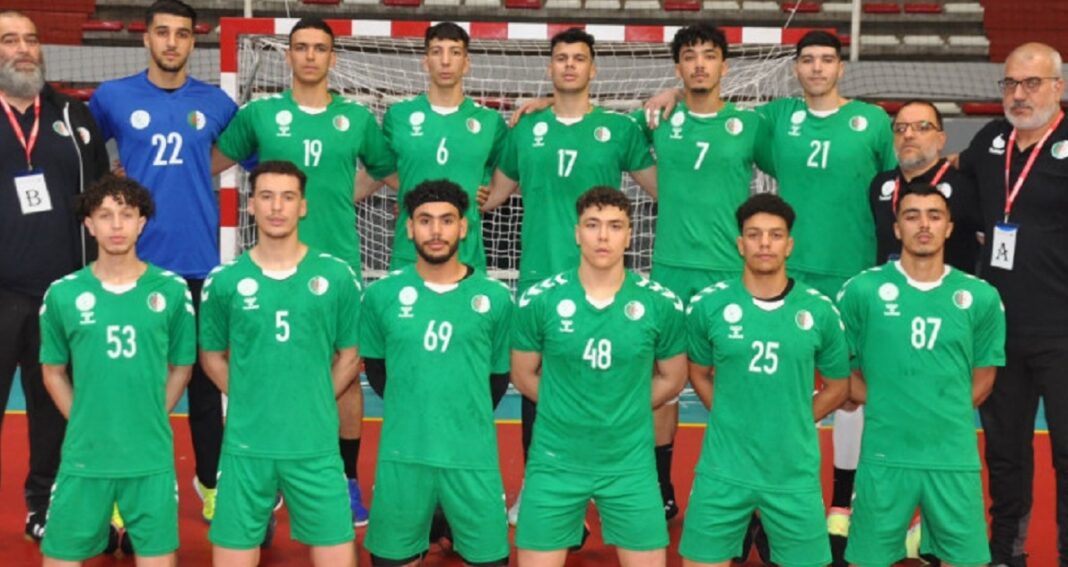 Groupe de joueurs de football algériens en tenue verte lors d'un match.