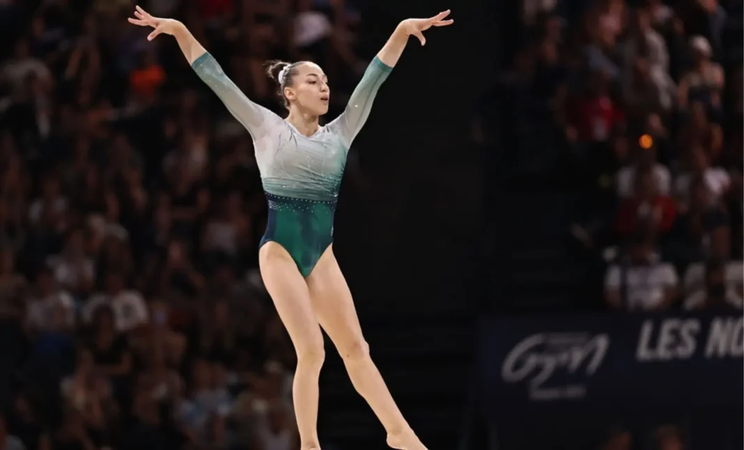 Gymnaste effectuant une figure lors d'une compétition de gymnastique.
