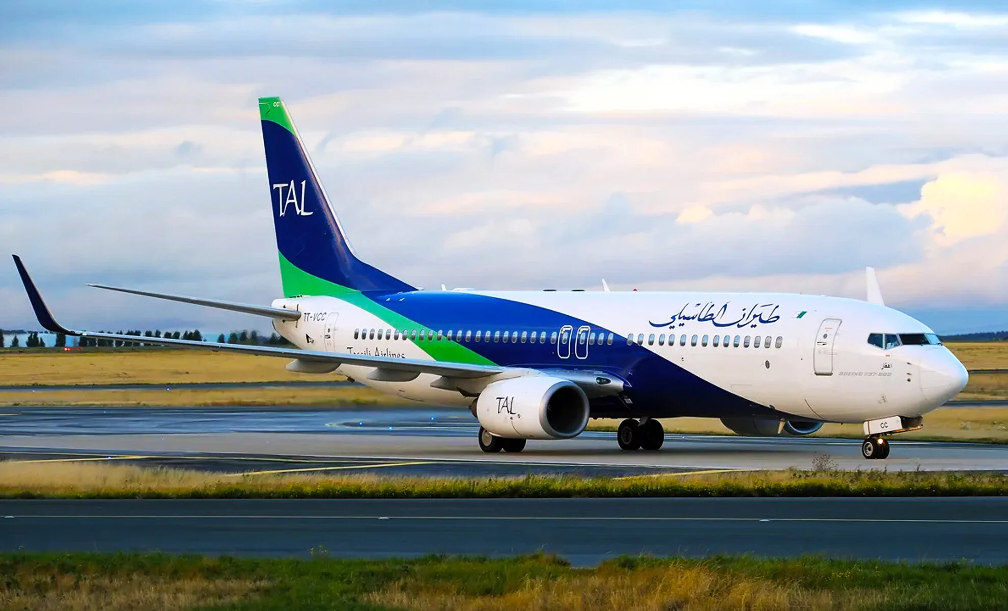 Avion TAL Airlines sur la piste, prêt pour le décollage.