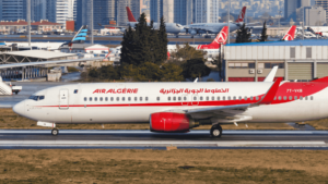 Modifier sa réservation avec Air Algérie, c'est désormais possible! Découvrez comment... Avion Air Algérie sur la piste de l'aéroport avec la ville en arrière-plan.