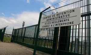 Panneau indiquant un centre de rétention pour sans-papiers en France.