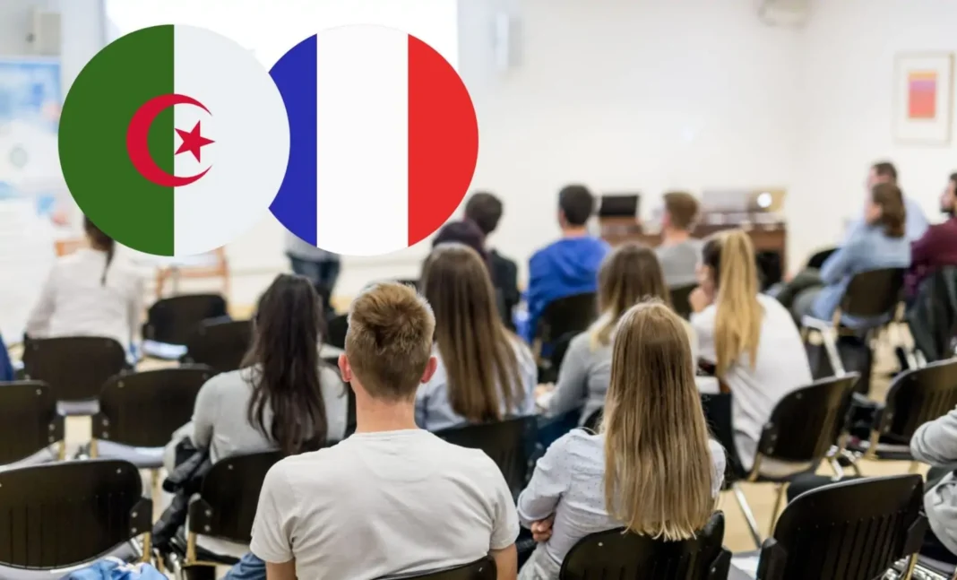 Rencontre interculturelle Algérie-France Groupe de personnes lors d'une réunion avec drapeaux Algérie et France.
