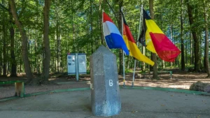 Suppression du droit à la libre circulation des non européens : la France, très très déchainée France : l'idée de double frontière portée par une majorité