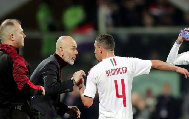 Ismael Bennacer avec l'entraîneur lors d'un match de football.
