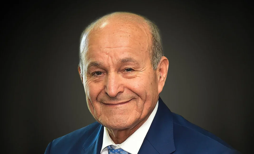 Homme d'affaires âgé souriant, portrait professionnel en costume.