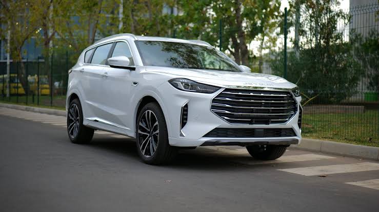 SUV blanc JETOUR en circulation sur une route urbaine en Algérie.