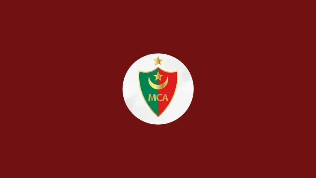Logo du MCA avec un fond rouge et un écusson vert, rouge et or.
