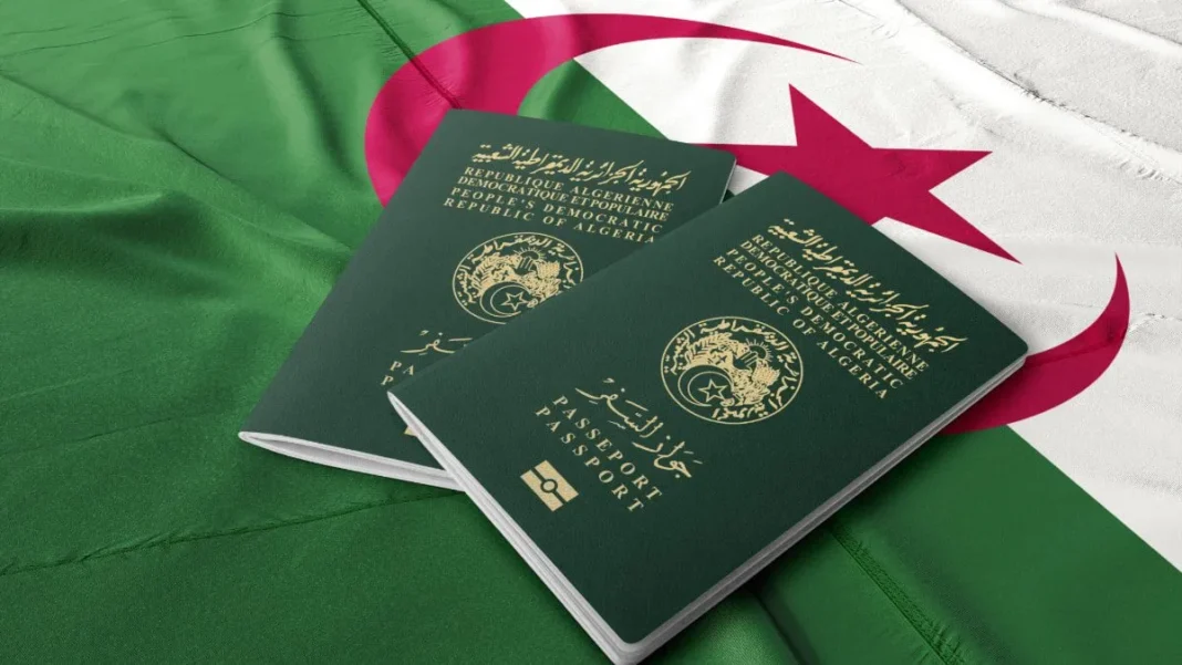 Deux passeports algériens sur un drapeau national algérien.