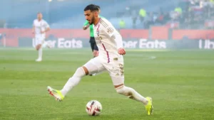 Étonnant! Said Benrahma se fait agresser sur le terrain de l’OL. Le public est sous le choc Said Benrahma se fait agresser sur le terrain de l’OL