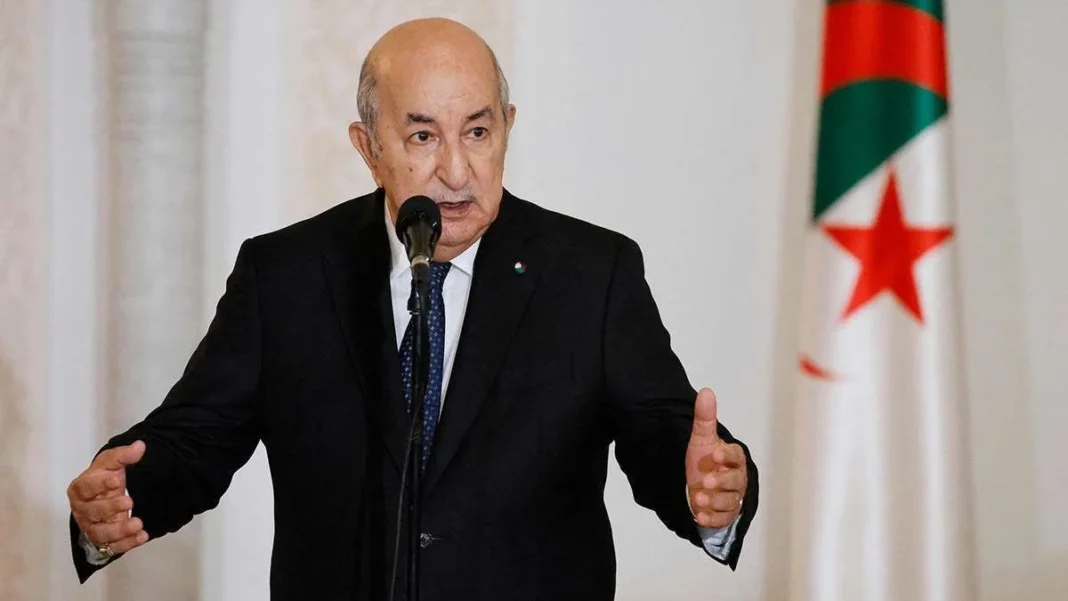 Abdelmadjid Tebboune parle lors d'une conférence officielle en Algérie.