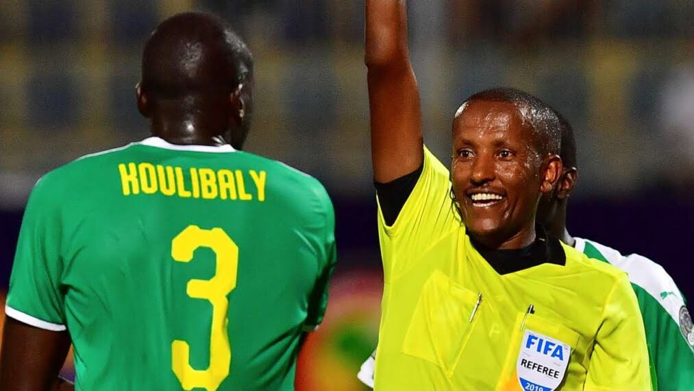 Arbitre FIFA en action lors d'un match de football en Algérie-Guinée.