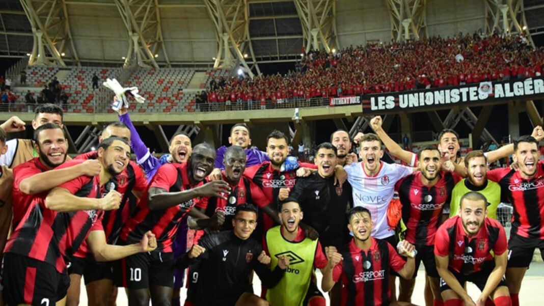 L'équipe de l'USMA célèbre sa victoire dans un stade rempli de supporters.