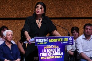 Rima Hassan parlant lors d'un meeting électoral à Montpellier.