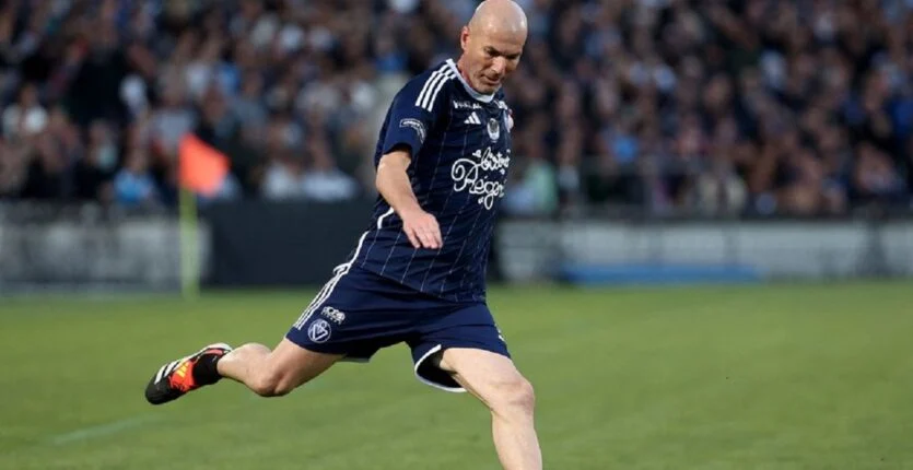 Zinedine Zidane, légende du football, en pleine action lors d'un match.