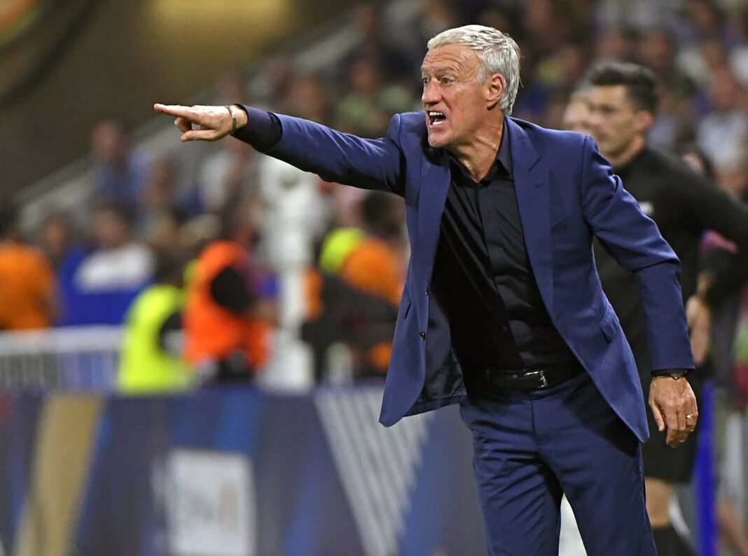 Didier Deschamps donne des instructions passionnées sur le terrain.