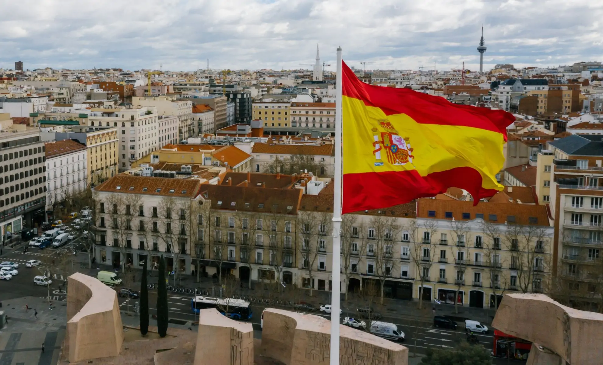 Drapeau espagnol flottant avec vue sur Madrid en arrière-plan.