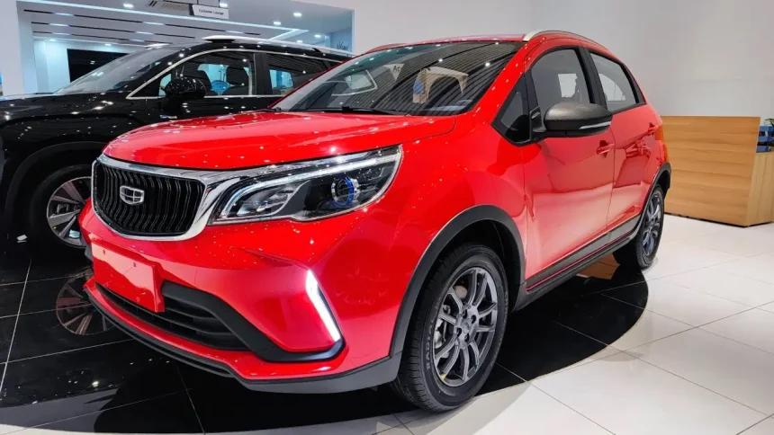 Voiture Geely rouge, modèle compact, exposée en concession en Algérie.