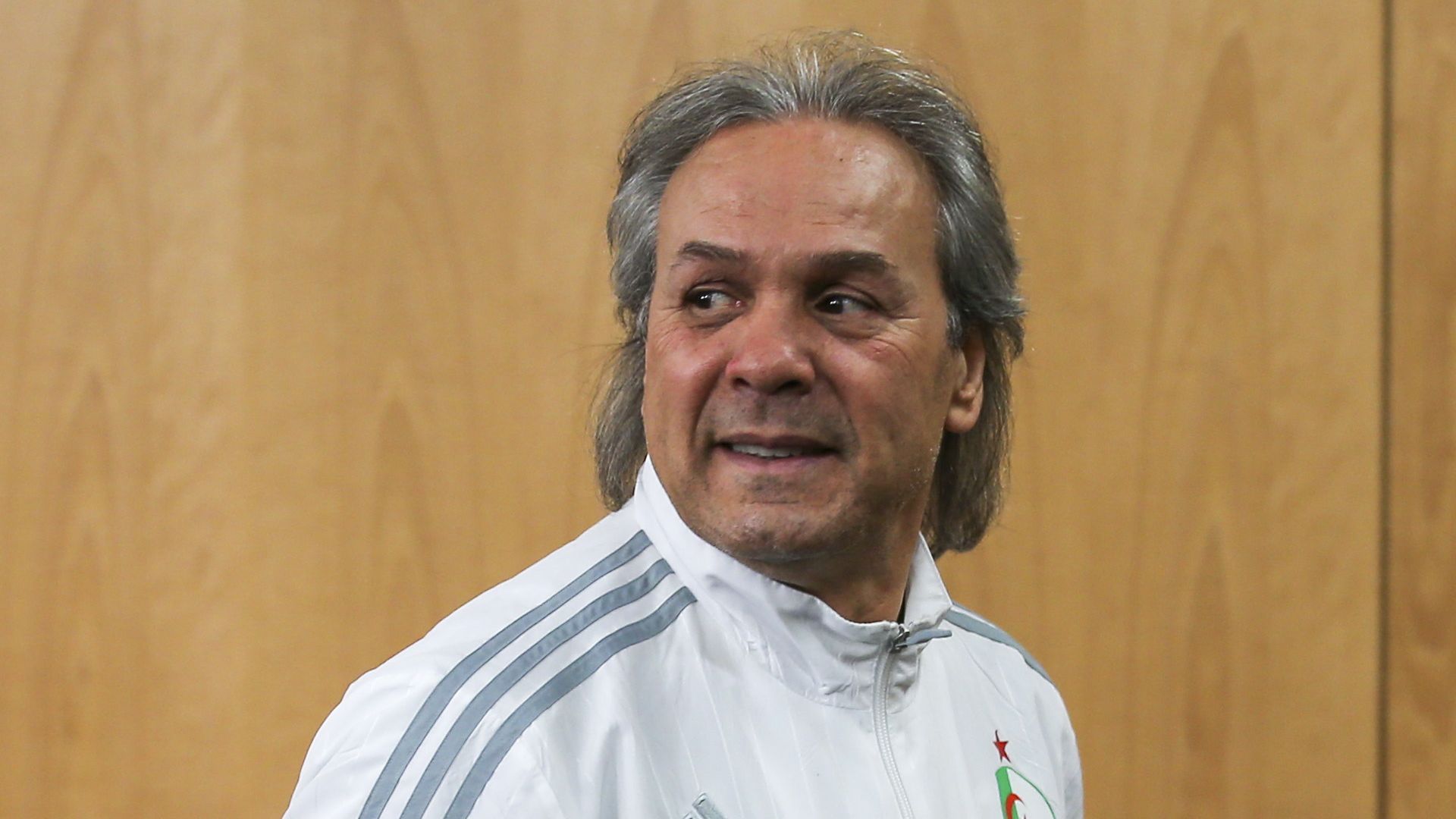 Rabah Madjer lors d'une conférence de presse en Algérie.