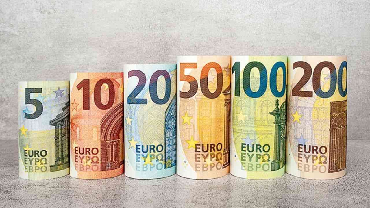 Taux de change : que valent 100 euros en dinar algérien à la Banque d'Algérie et sur le marché noir ?