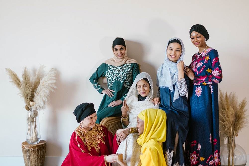 Groupe de femmes en tenues traditionnelles maghrébines.